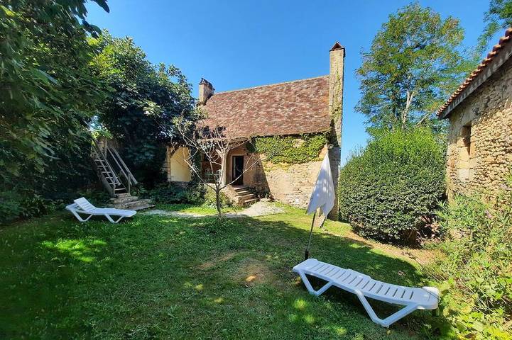 Location de vacances pour 4 personnes, avec piscine ainsi que jardin et terrasse à Marnac