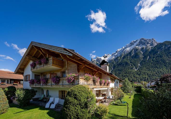 Ferienwohnung für 2 Personen, mit Balkon und Terrasse sowie Sauna und Ausblick im Mittenwald