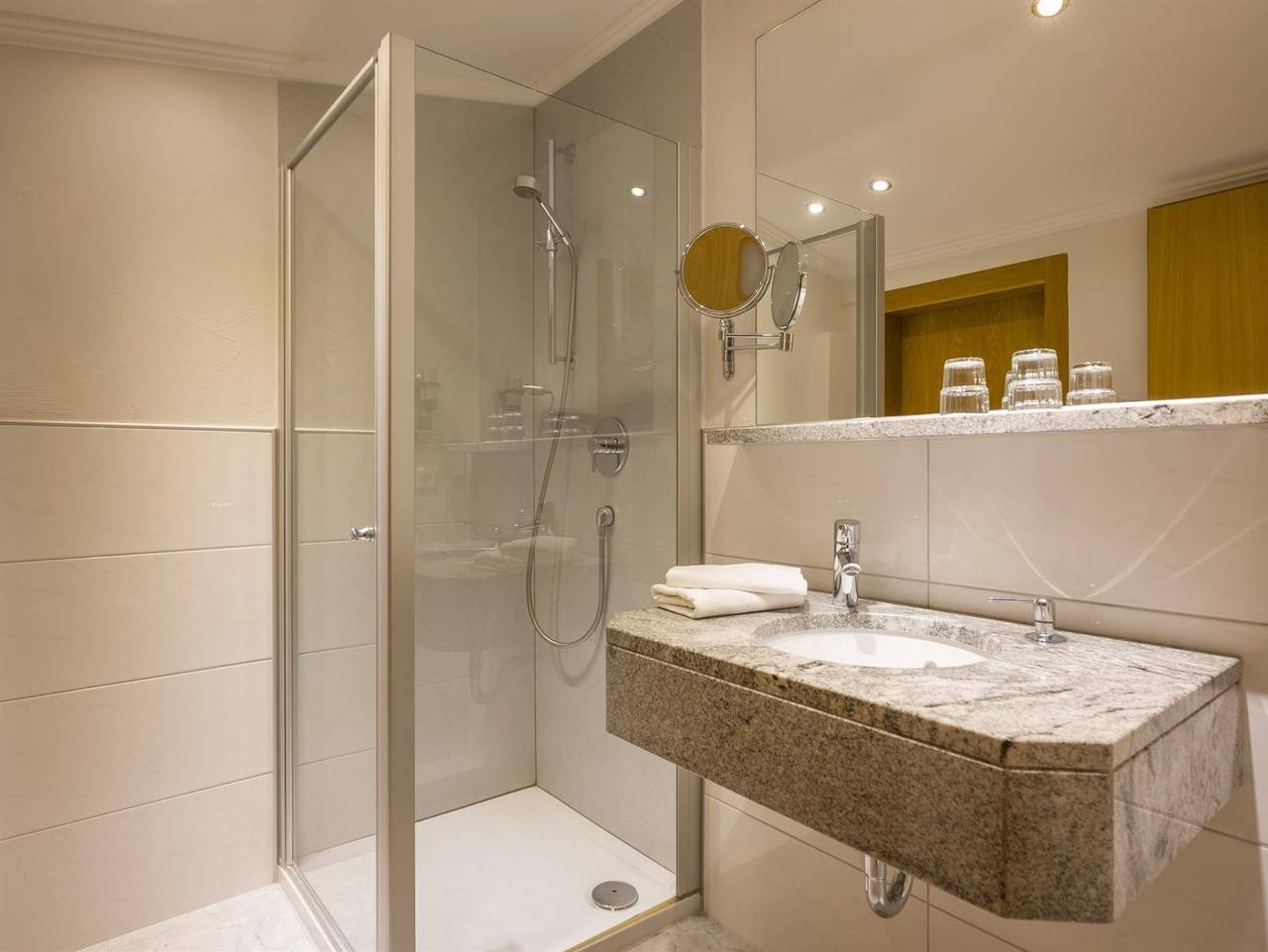 Hotel-Pension Rotspitz*** und Frühstückshotel - Doppelzimmer mit Balkon Fs in Maurach, Eben am Achensee