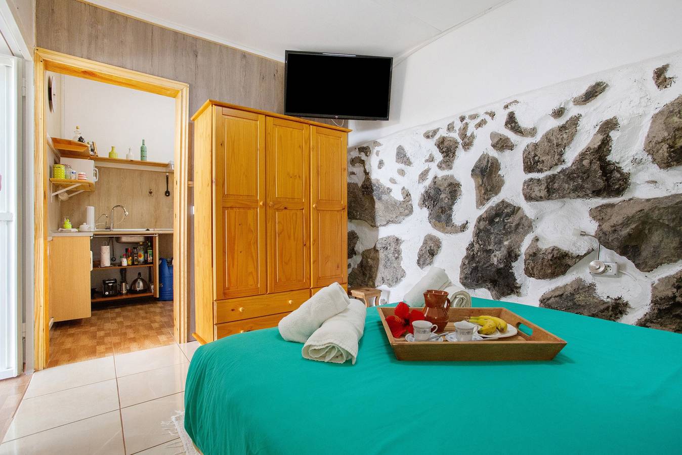 Casa Vacacional 'Las Piletas Dos' con Vista a la Montaña, Terraza Compartida y Wi-Fi in Guía de Isora, South Tenerife