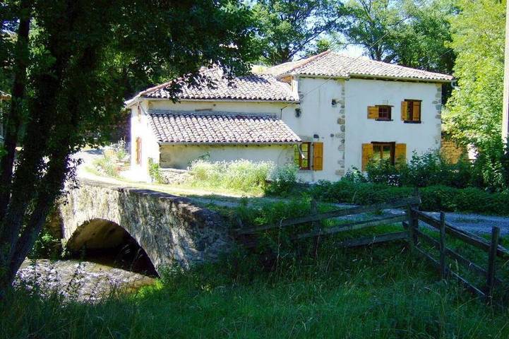Gîte pour 9 personnes, avec balcon, animaux acceptés à Saint-Pierre-le-Vieux (Saône-et-Loire)