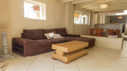 Gîte pour 10 personnes, avec terrasse ainsi que jardin et piscine dans Loupia