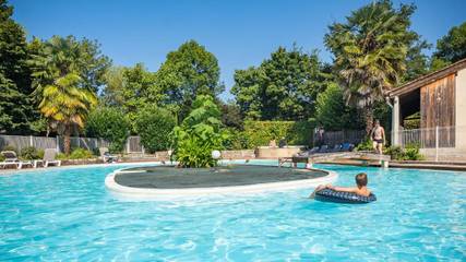 Station pour 4 personnes, avec terrasse ainsi que piscine et jardin à Saint-Sozy