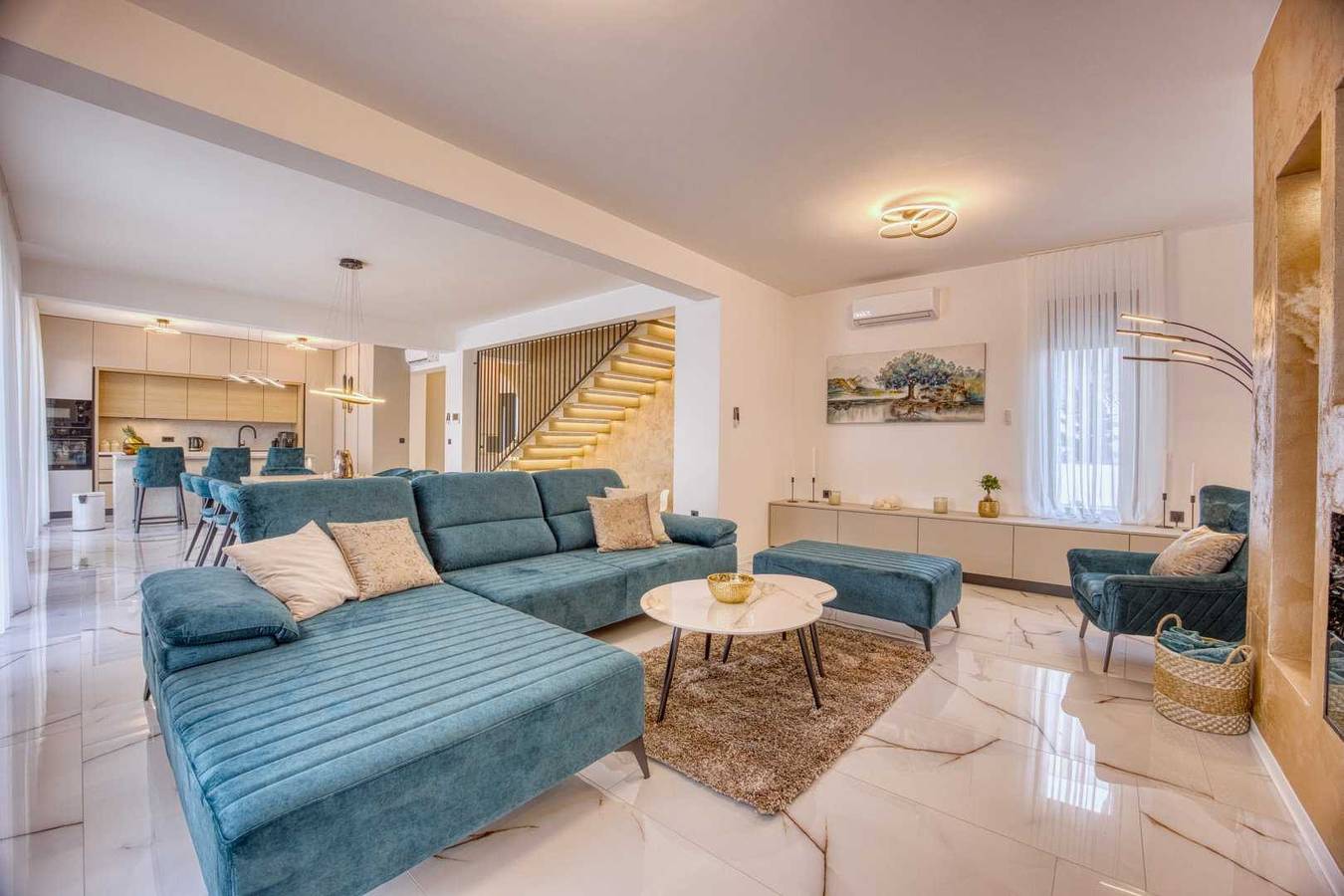 Crowonder Villa Elena with Two Swimming Pools and Sauna in Petrčane, Région de Zadar