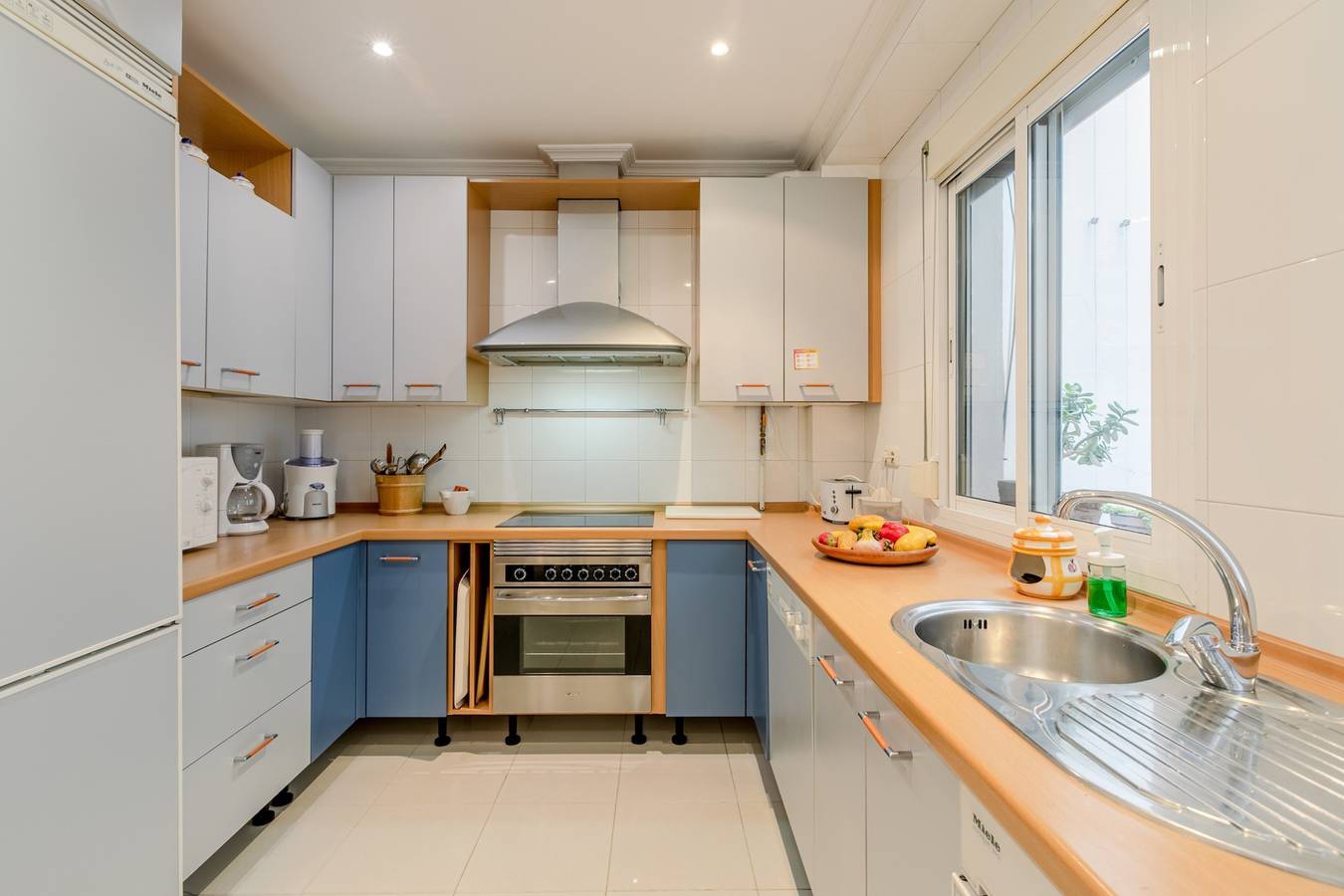 Entire holiday apartment, Cozy 2BR Apartment | WiFi, AC | Near Restaurants & City Center in Casco Antiguo, Sevilla