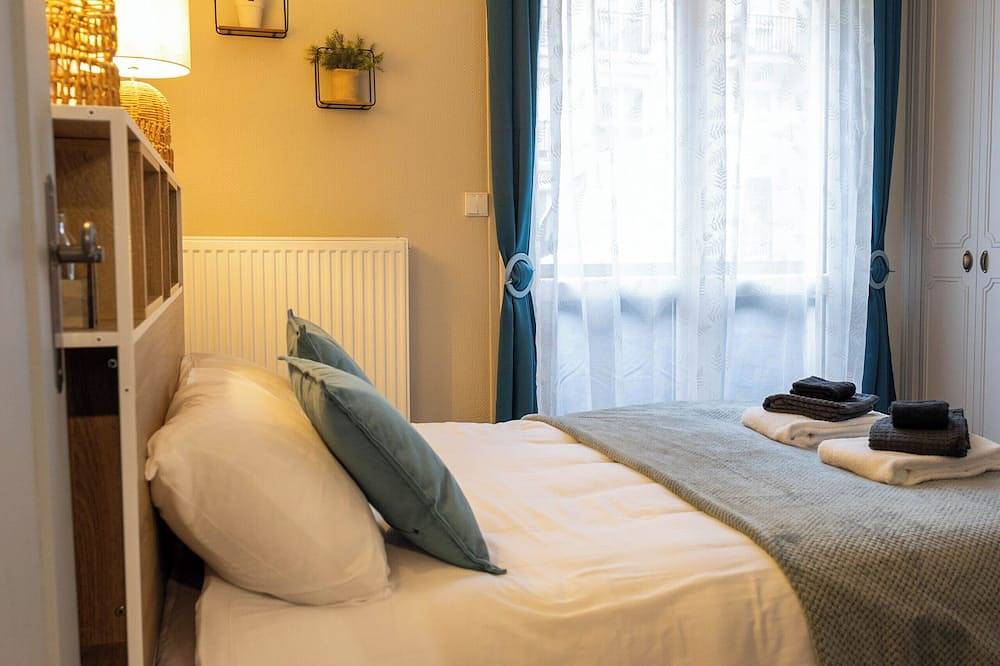 Entire apartment, 2 bedroom apartment with private parking Normandy Bayeux in Bayeux, Bayeux region