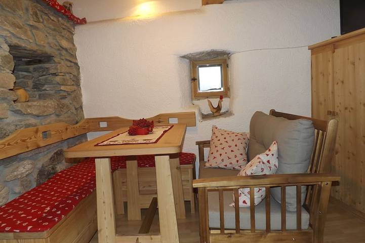 Petite maison d'origine médiévale restaurée. in Brengon, La Magdeleine