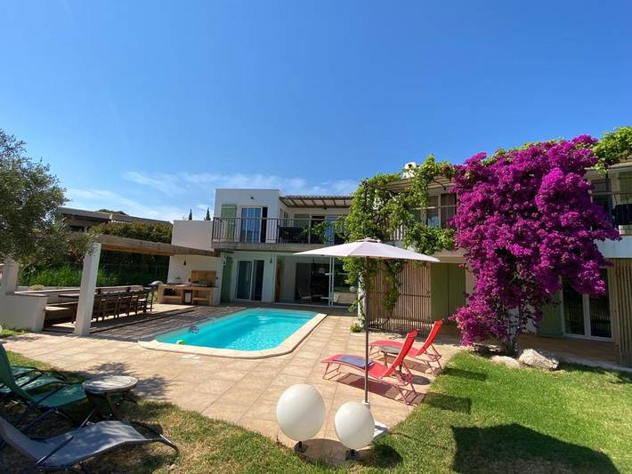 Villa pour 12 personnes, avec vue ainsi que piscine et balcon