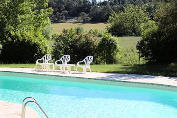 Location de vacances pour 5 personnes, avec jardin et piscine à Flayosc