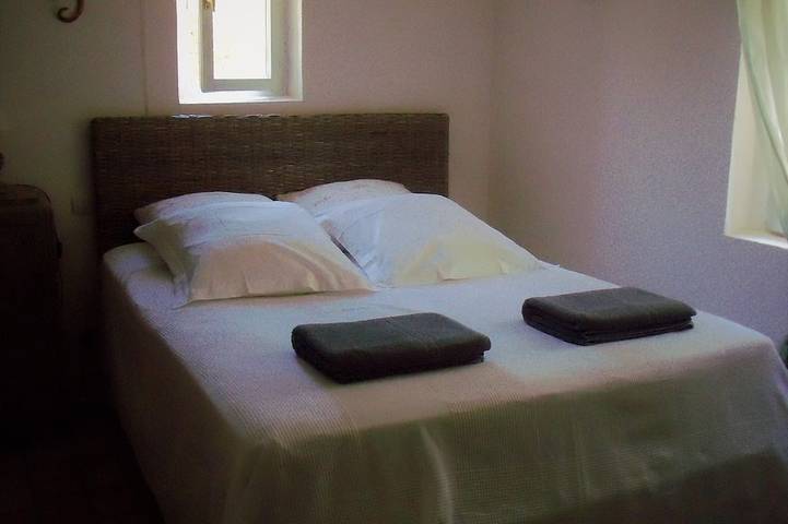 Location de vacances pour 3 personnes, avec terrasse ainsi que piscine et jardin à Lagnes - 4