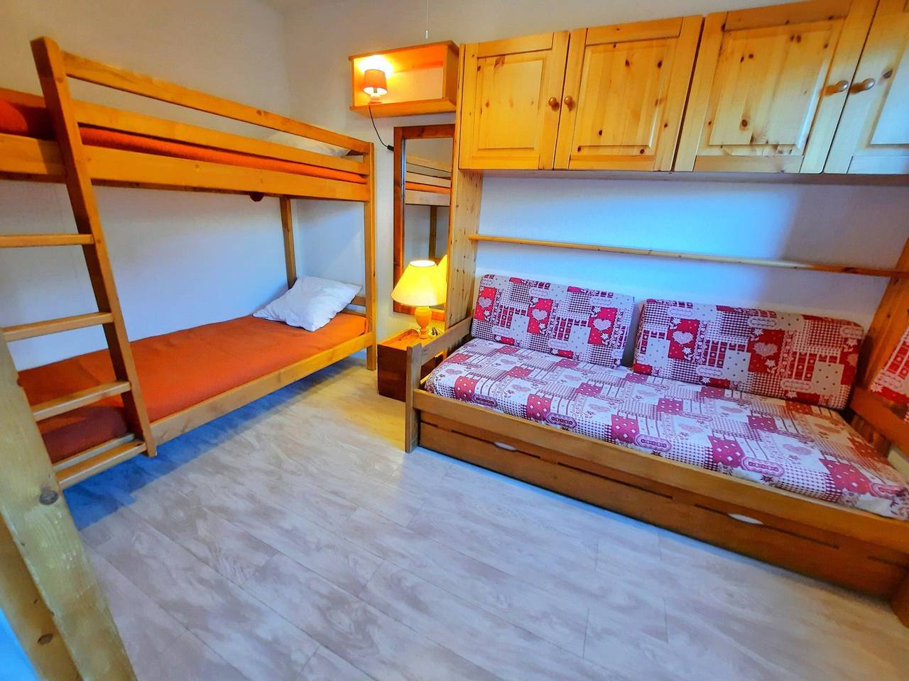 Entire studio, Classic apartment for 4 in Les Menuires, pets allowed in Les Menuires, Saint-Martin-de-Belleville