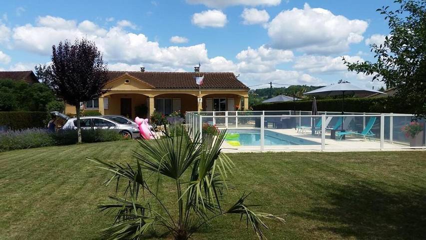 Location de vacances pour 6 personnes, avec Terrasse ainsi que Jardin et Piscine à Siorac-en-Périgord