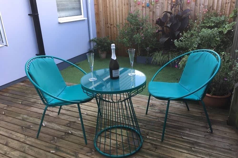 Entire apartment, Luxury 1 Bed  Flat  With Garden  - 2 Mins Walk To River  -  Dog Friendly in Bournemouth, South West England