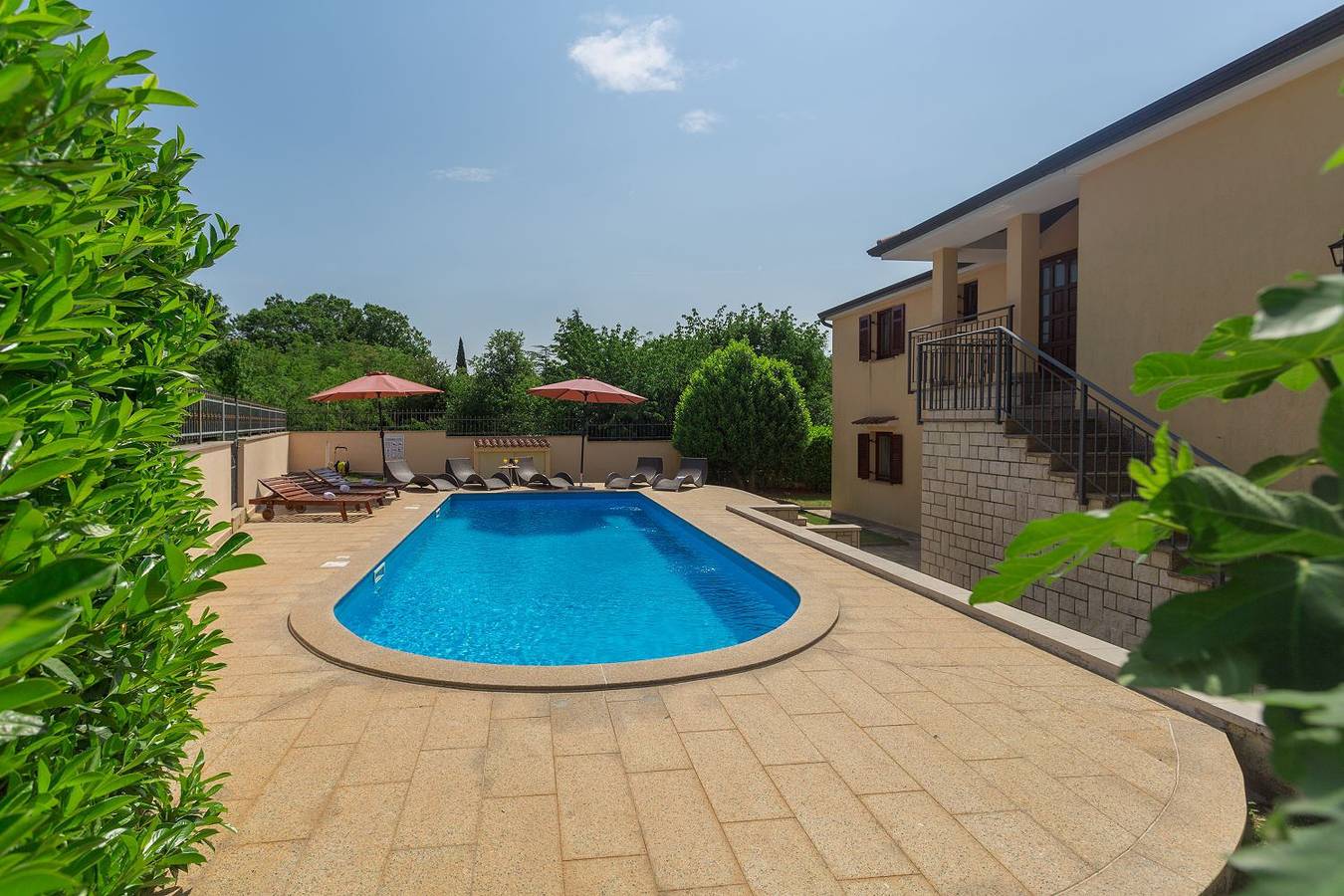 Ganze Wohnung, Mediterranes Apartment nur 200 Meter zum Strand mit Pool, Grillbereich, privater Terrasse, Wifi in Cervar, Porec und Umgebung