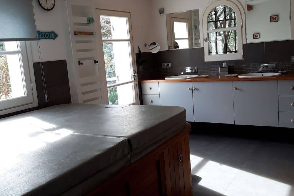 Hermoso apartamento en la planta baja de la villa con piscina infinita. in Tanneron, Region de Draguignan