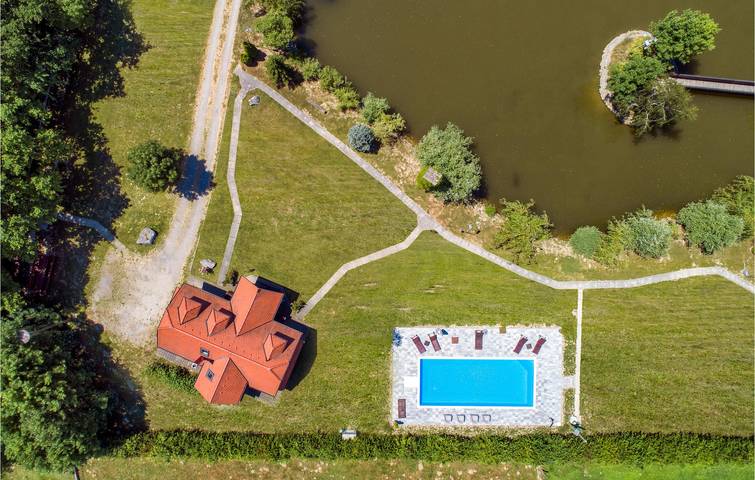 Gemütliche 1-Zimmer-Wohnung mit Pool und Terrasse, 2 km vom Fluss Česma entfernt in Sisak-Moslavina