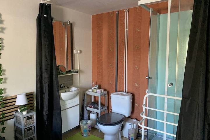 Une Chambre  de 15 m , 1 lit Double ! 2 personnes , indépendante ,  cours privée in Rilhac-Rancon, Région de Limoges
