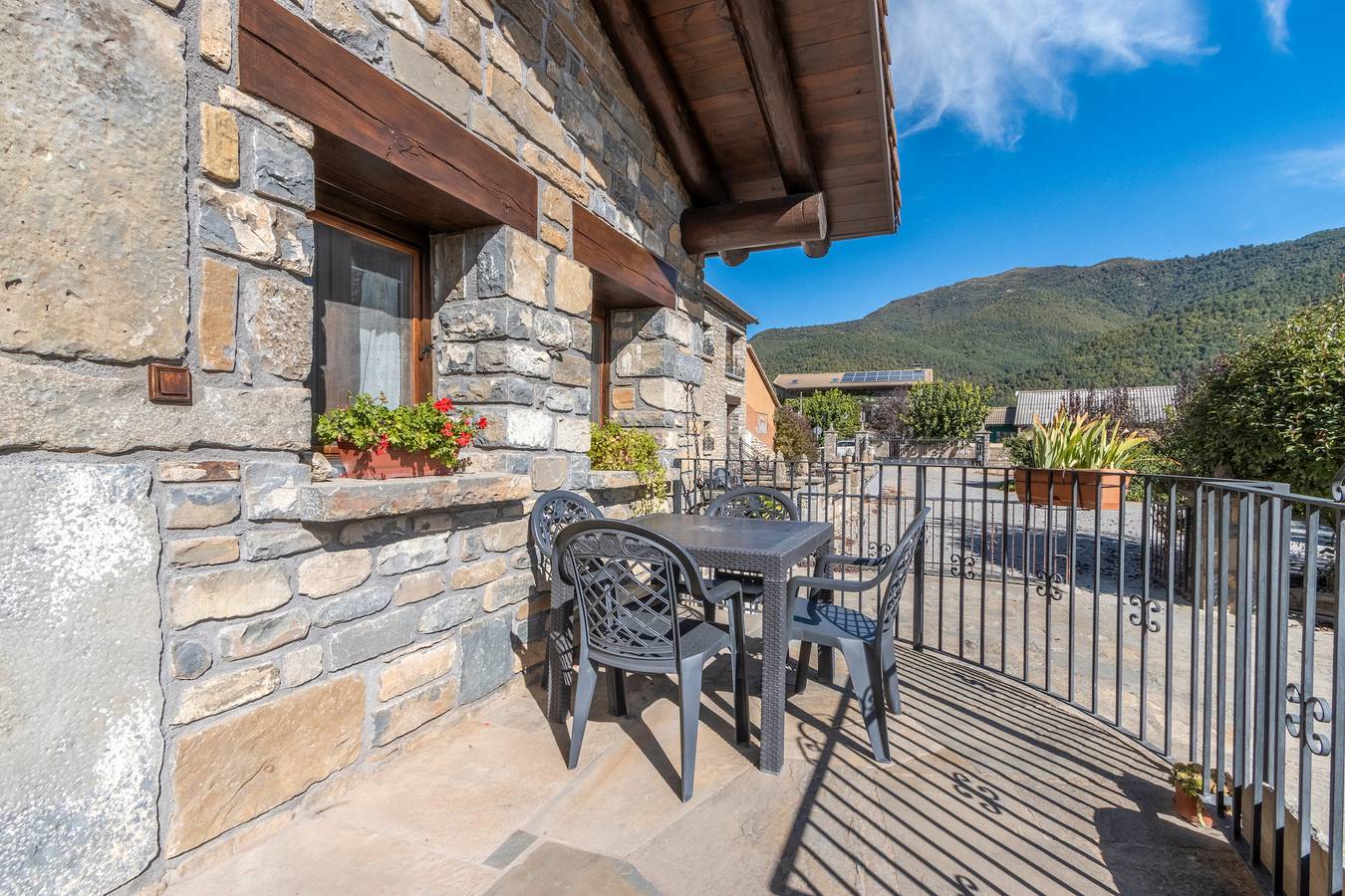 Ferienwohnung 'Cabaña Vegara' mit Bergblick, privater Terrasse und Wlan in Fiscal, Spanische Pyrenäen