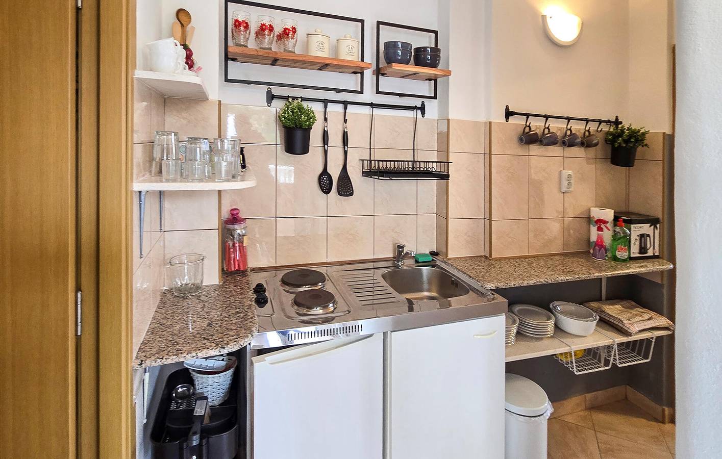 Ganze Ferienwohnung, Charmantes Apartment mit Terrasse, 1,5 km vom Strand von Lumbrelin entfernt in Slatine, Ciovo