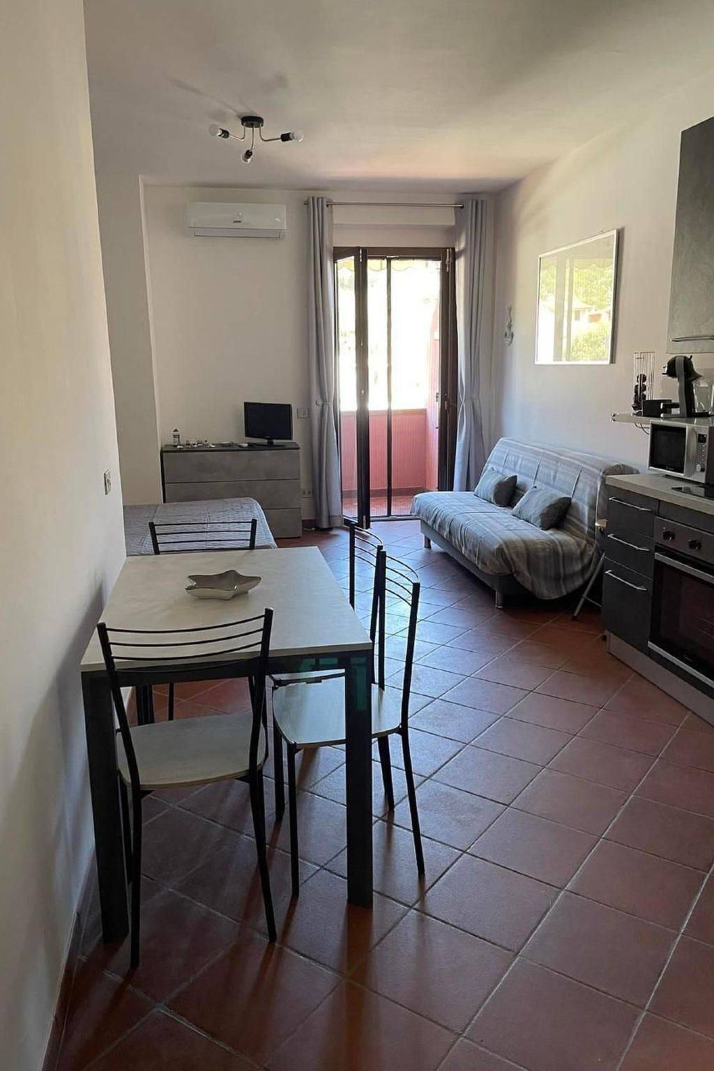 Appartement entier, Appartement confortable avec parking, climatisation, jardin, balcon et Internet, à 500 m de la plage de La Fenicia in Marciana Marina, Ile d'Elbe
