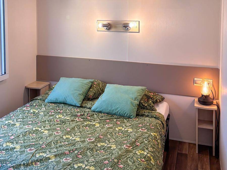 Flower Camping L’Escale du Perthuis - Mobilhome 4 personnes - Standard 25m² 2 chambres + terrasse semi-couverte in La Tranche-sur-Mer, Vendée