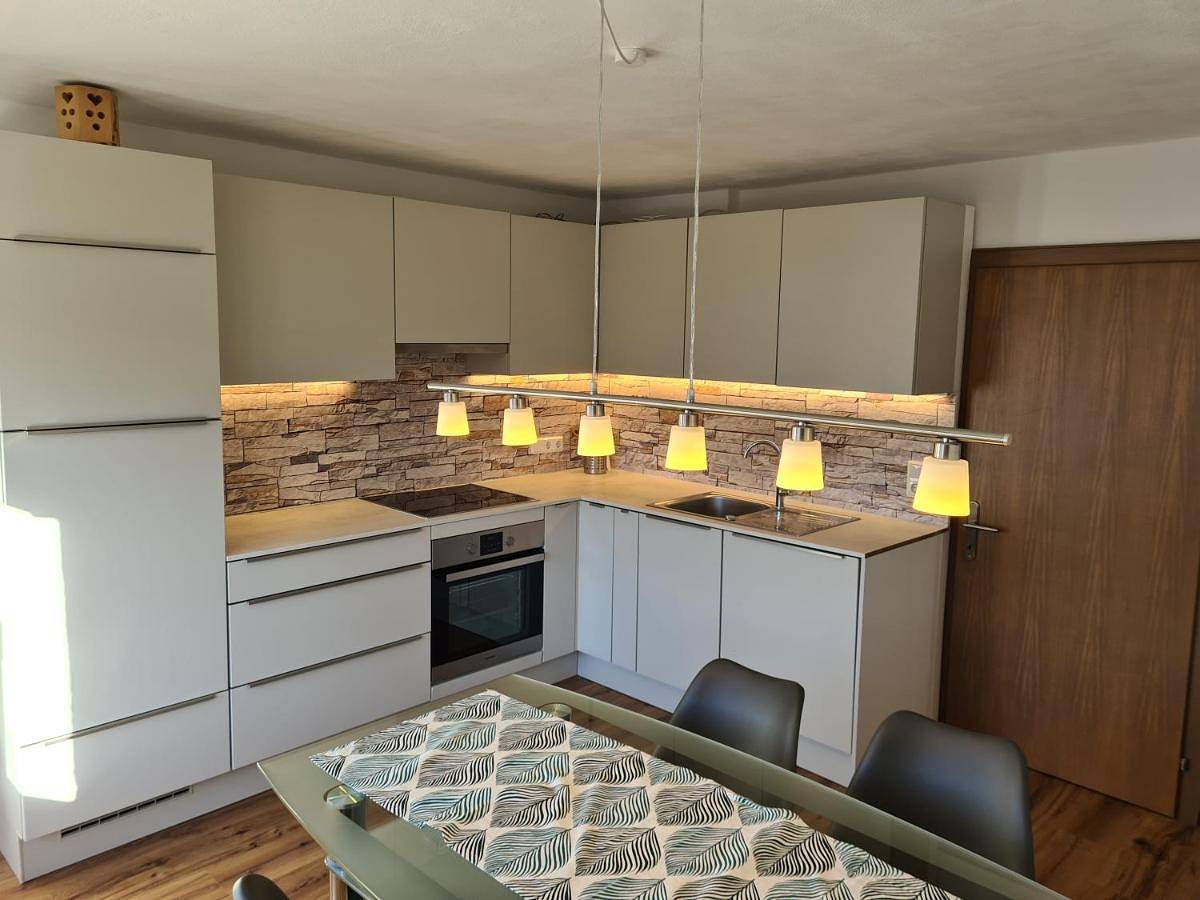 Ganze Wohnung, Two-Bedroom Apartment with Balcony in Reutte, Außerfern