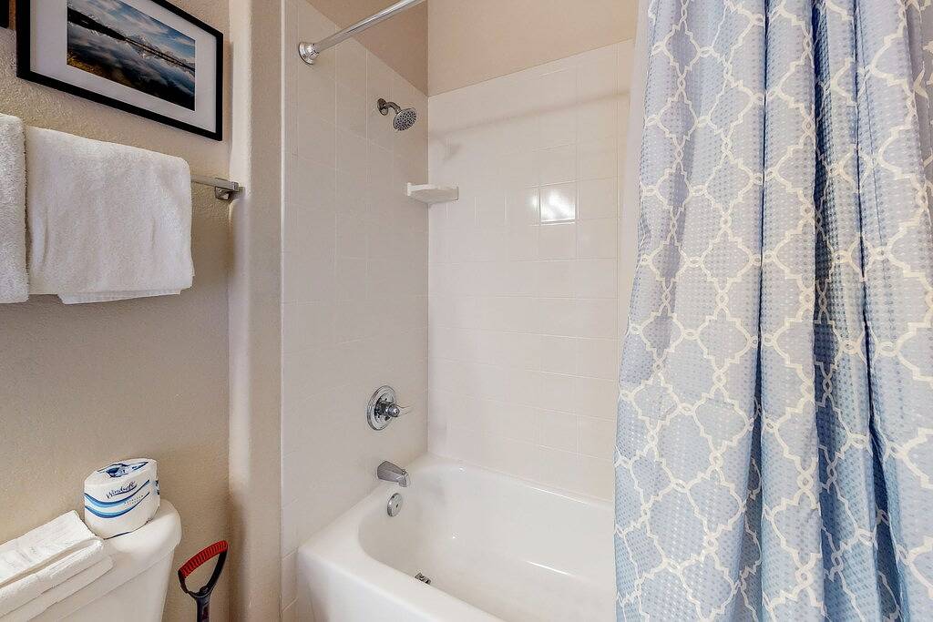 Ganze Wohnung, Erdgeschosswohnung mit privatem Balkon und gemeinsamem Whirlpool - auf der Busroute! in Frisco, Arapaho and Roosevelt National Forests