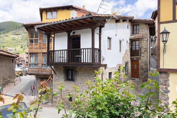 Vakantiehuis 'Casa Raymonde' met Uitzicht op de Bergen, Balkon en Wi-Fi in Potes, Cantabrisch Gebergte