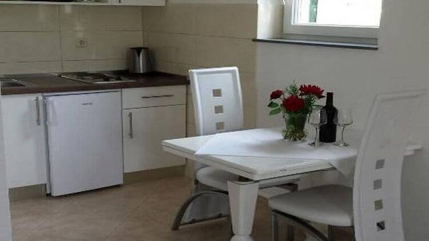 Ferienwohnung für 3 Personen, mit Garten in Podstrana - 2