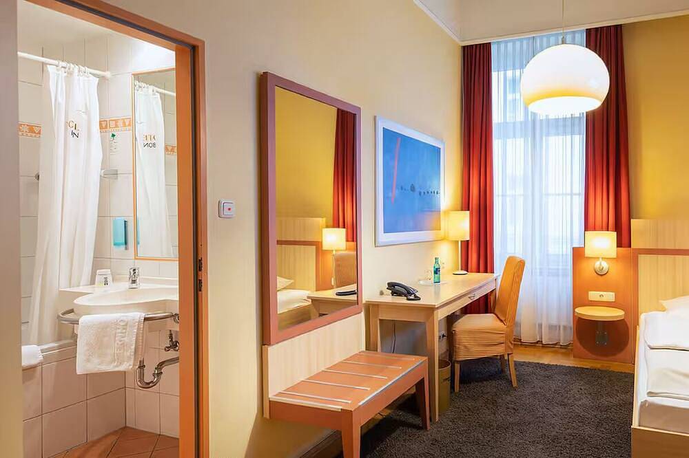 Bonn City Stay | Single Room | Pets Are Welcome | Bonn Opera – 0.3 mile in Bonn, Rheinland
