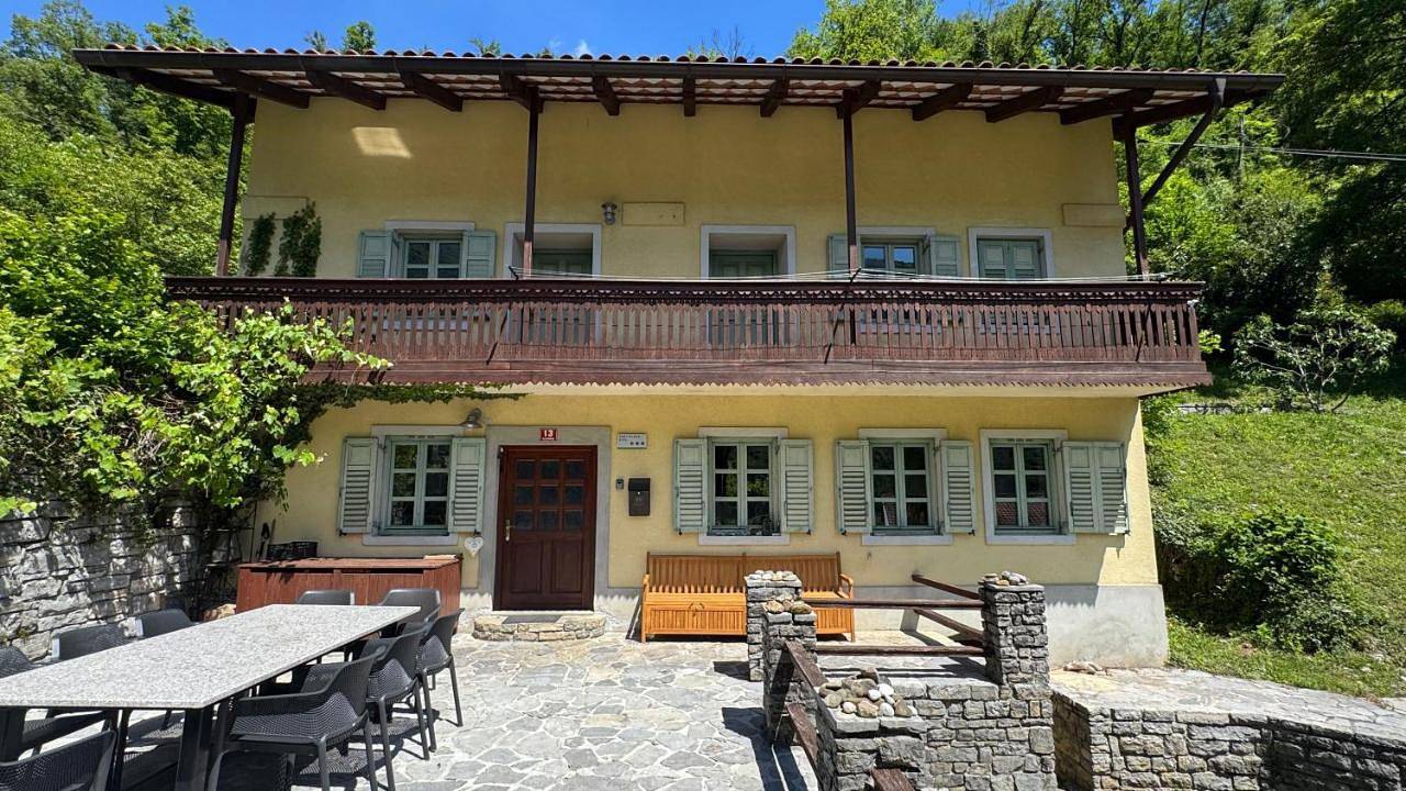 Hisa Betin 4 bedroom Holiday Home in Soca Valley in Tolmin, Slowenien