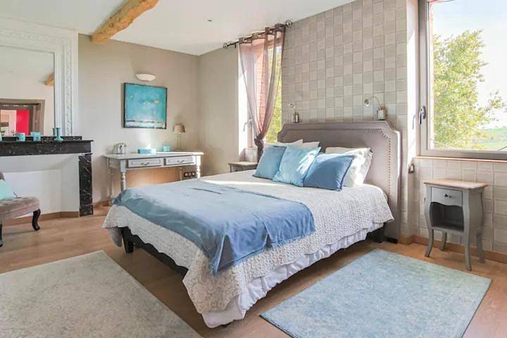 Location de vacances pour 14 personnes, avec terrasse ainsi que piscine et jardin, animaux acceptés à Aignes