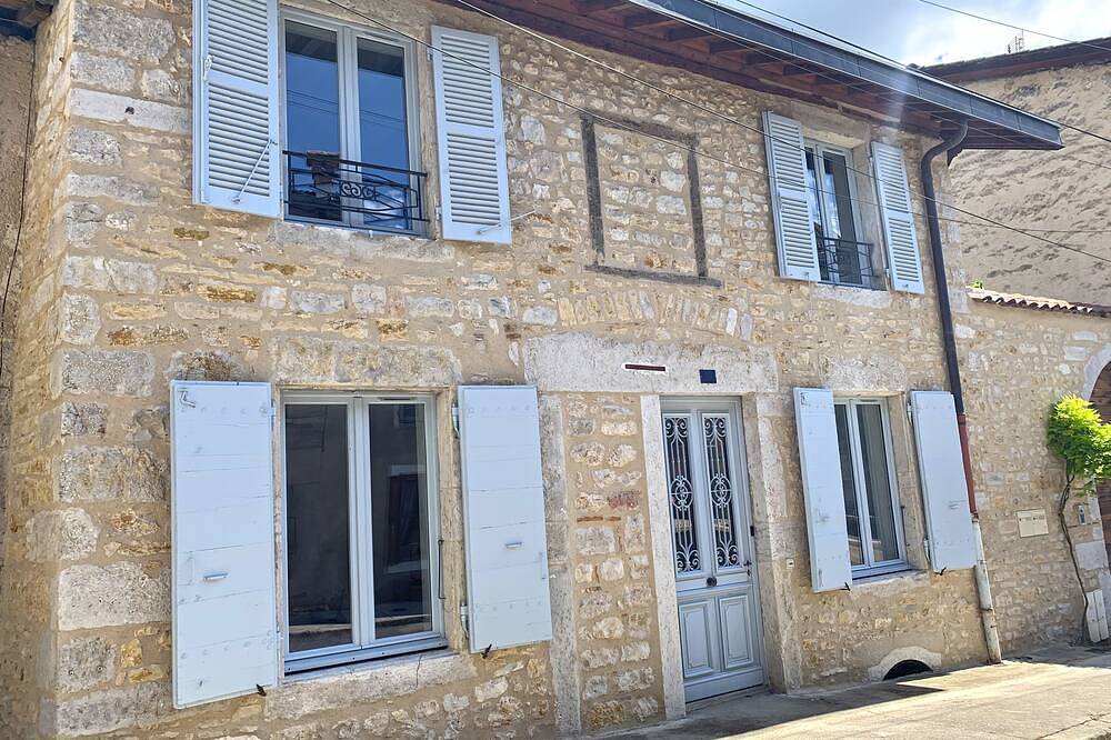 Maison en pierre jacuzzi a 500m de l'ain 3ch 8p in Poncin, Nantua