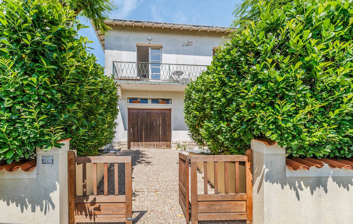 Entire holiday apartment, Cozy Garden Apartment 300m from Plage du Bureau in Saint-Palais-sur-Mer, Côte de Beauté