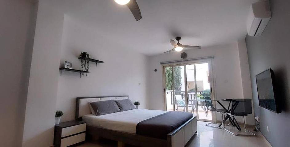 Appartement de vacances pour 2 personnes, avec piscine et jardin ainsi que bassin pour enfant et vue