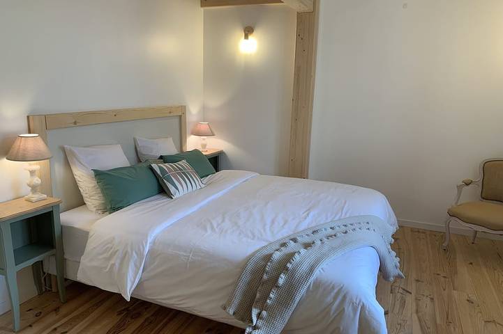 Location de vacances pour 7 personnes, avec terrasse et jardin à Montjoi - 2