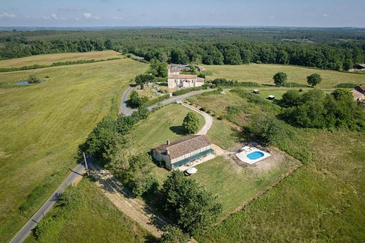 Location de vacances pour 6 personnes, avec Terrasse et Jardin ainsi que Piscine et Vue à Eygurande-et-Gardedeuil