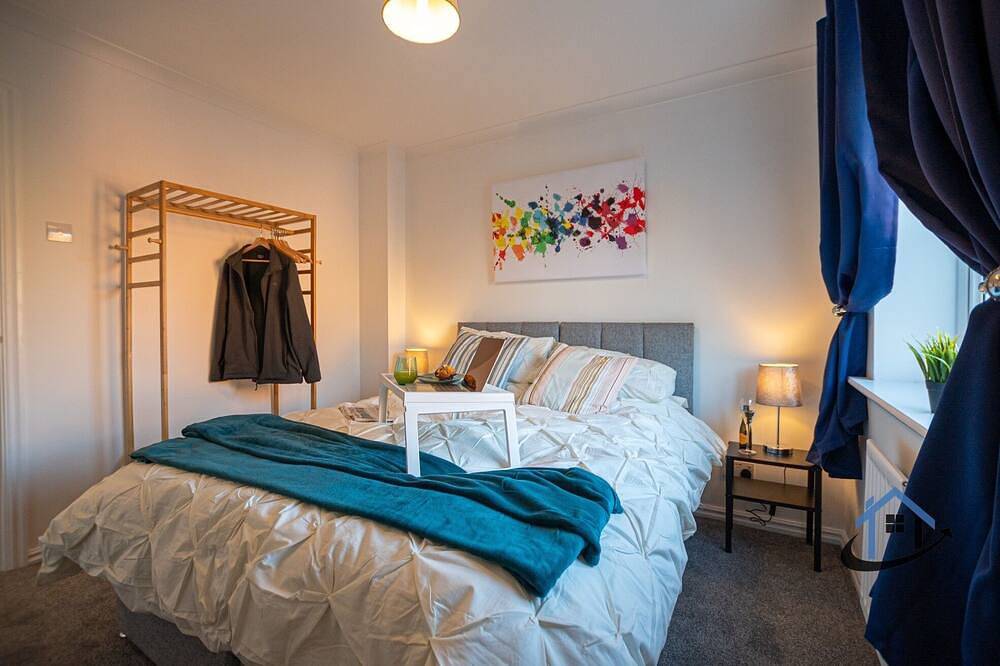 King bed, parkingx2, workspace, wifi, corporates. in Wootton (Northampton), Northampton