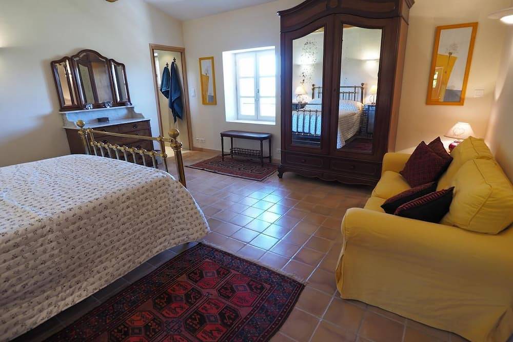 Restored farmhouse with heated pool and landscaped gardens. in APT, Parque natural regional del Luberon
