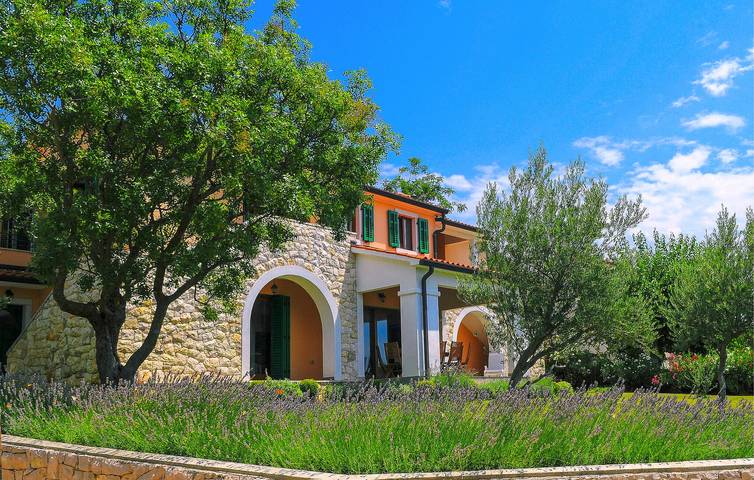 Cozy Sea View Apartment with Pool - 1.5km from Sveti Lovrec Labinski in Raša, Eastcoast Istria