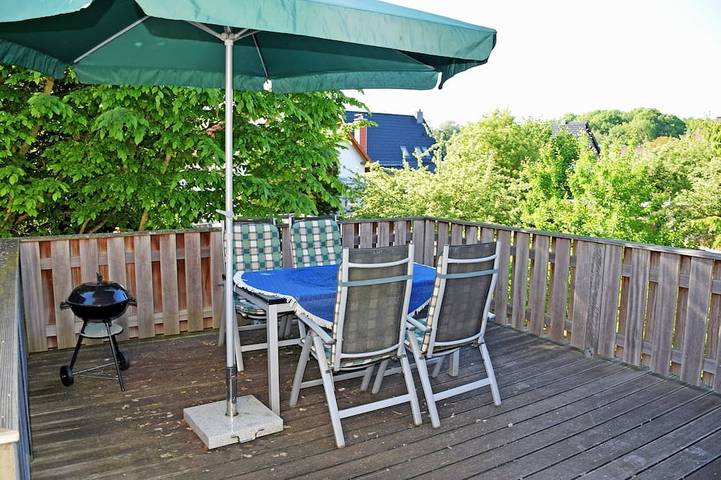 Ganze Wohnung, Ferienwohnung mit Sonnenbalkon 02 - Gästehaus Kapitän Winston in Lauterbach (Rügen), Putbus