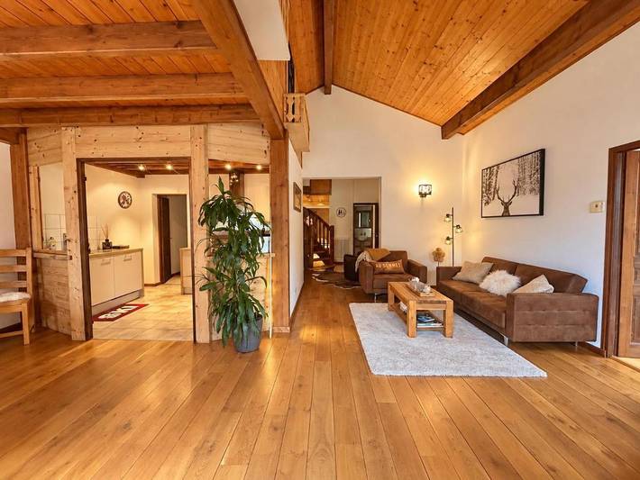 Gîte pour 13 personnes, avec Balcon et Terrasse ainsi que Jardin et Sauna à Vacheresse