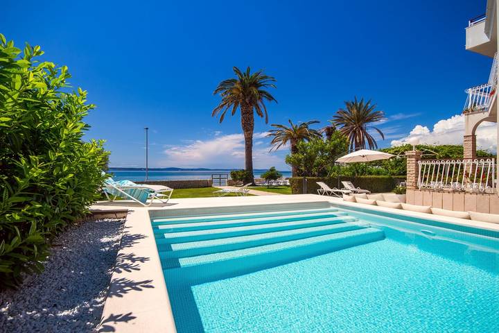 Ferienhaus für 14 Personen, mit Balkon/Terrasse und Meerblick sowie Garten und Pool in Podstrana