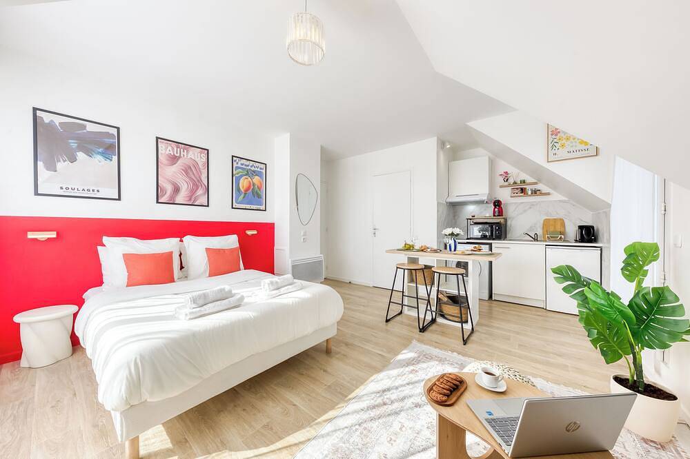 Entire apartment, Bauhaus Suite. Near Paris 5 min. Terrace. Netflix. in Bobigny, Seine-Saint-Denis