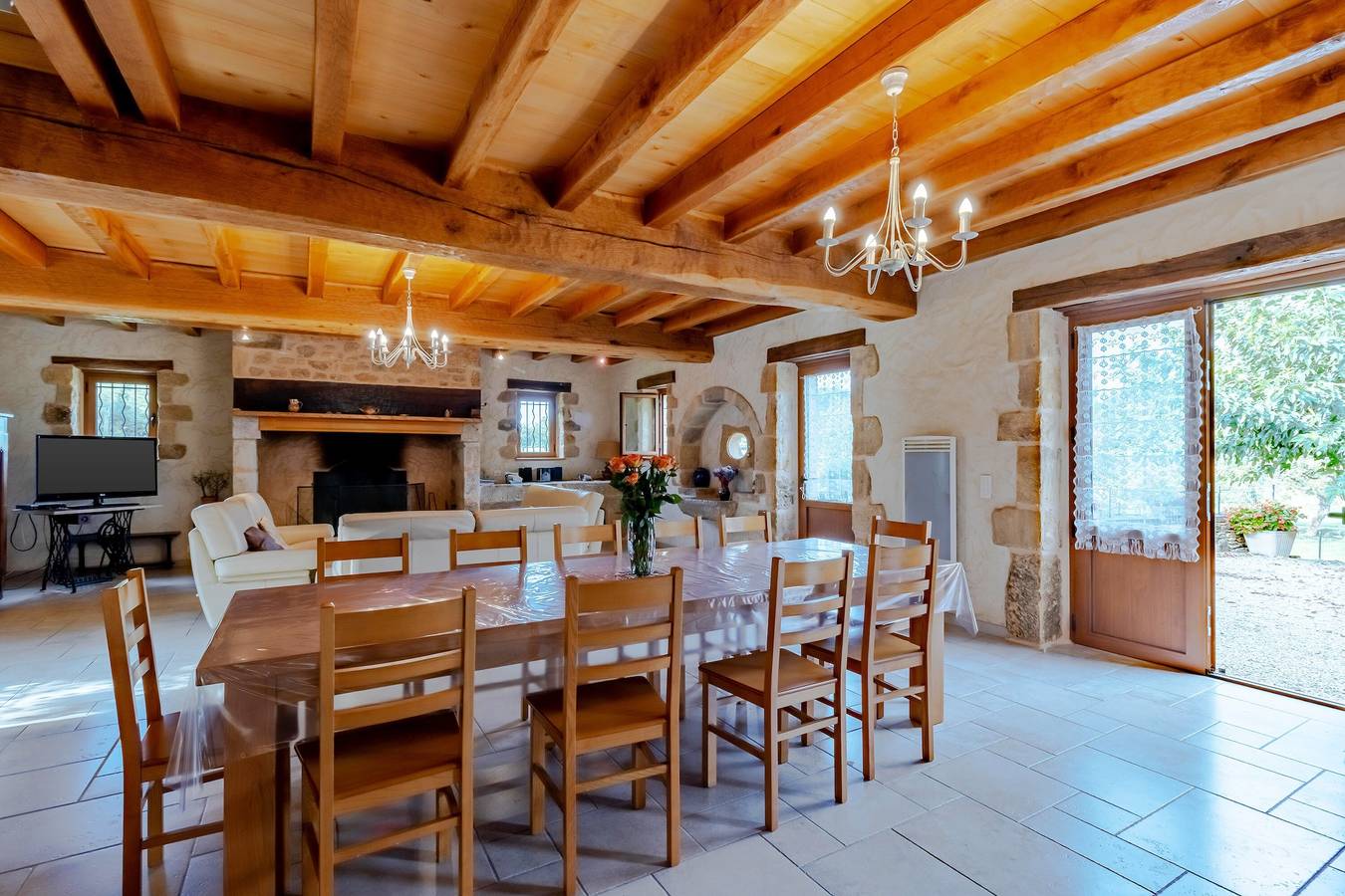 Holiday Home 'Maison Les Tilleuls' with Private Terrace, Private Garden and Wi-Fi in Prats-de-Carlux, Périgord Noir