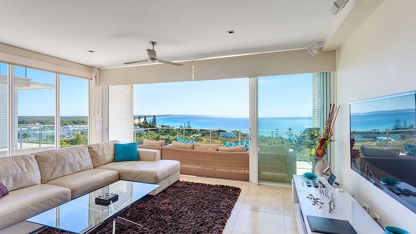 Holiday home for 8 people, with pool and hot tub as well as balcony in Rainbow Beach