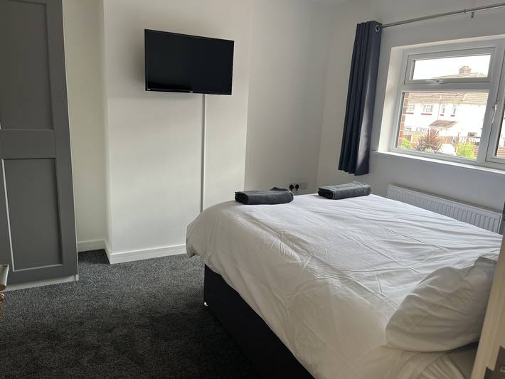 House - Sleeps 14, onsite parking & pets allowed in Poole, Sudoeste de Inglaterra
