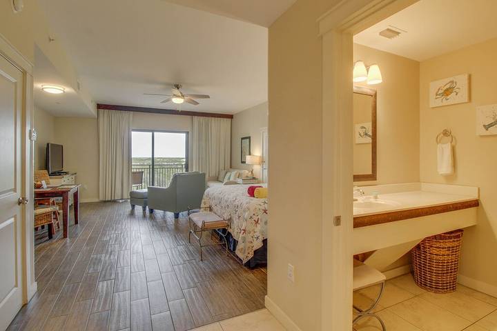 Vacation rental for 4 people, with balcony and pool as well as hot tub the Florida Panhandle