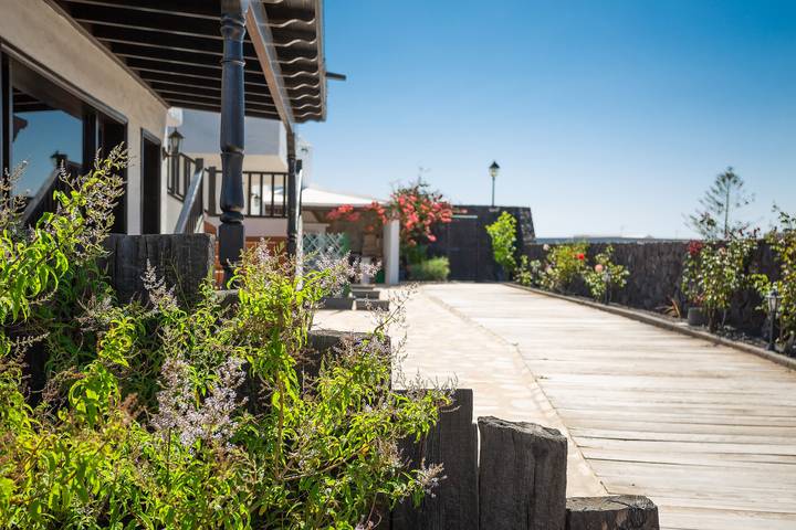 Ganze Wohnung, Wunderschönes Apartment in typisch kanarischem Haus mit Terrasse, Garten, Meerblick und Wlan; Parkplätze vorhanden in La Asomada, Tías