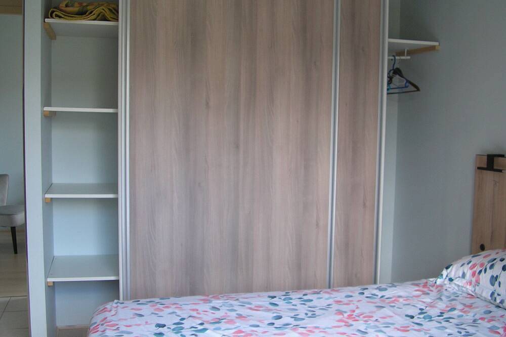 Single-storey residential house overlooking shady park. in Lalinde, Périgord Pourpre